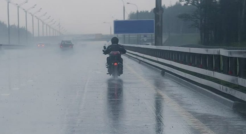 Staying-Safe-in-Bad-Weather-When-You-are-Riding-a-Motorcycle-or-Bike